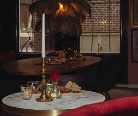 Stijlvolle interieur met marmeren tafel, kaars en elegante decoratie.